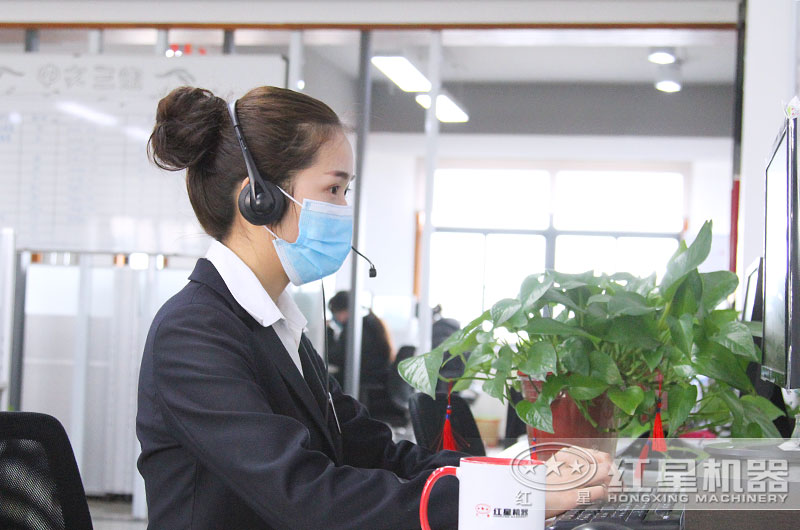 24小時(shí)客服全身心工作，用專注點(diǎn)亮了責(zé)任