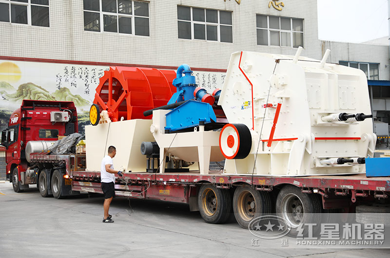 司機師傅打包洗砂機、細沙回收一體機準備發(fā)往安徽現(xiàn)場