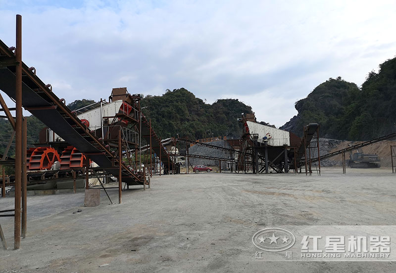 方案三配置現(xiàn)場：破碎機(jī)+制砂機(jī)+洗砂機(jī)，費(fèi)用80萬以上